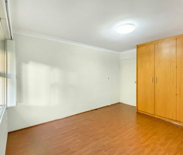 Spacious Top Floor 2 Bedroom Apartment - Photo 3