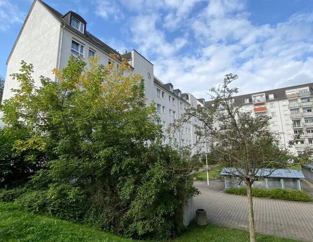 2-Raum-Wohnung mit Balkon am gr. Wohnzimmer, sep. ASR im Flur sowie Tageslichtbad mit Wanne im Stadtzentrum! - Foto 1