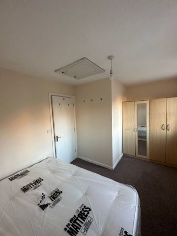 Room in a Shared House, Helmore Road, IG11 - Photo 2