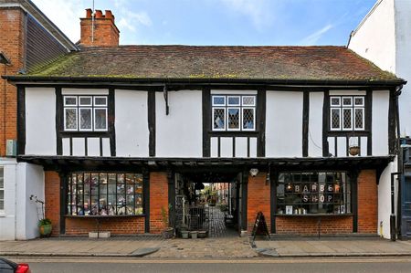 A beautifully presented and furnished three bedroom cottage in an idyllic location in the Heart of Eton. - Photo 3