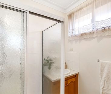 Family Home in Unbeatable Location! - Photo 4