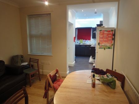 5 Bed Property - Individual Rooms Available - Photo 2