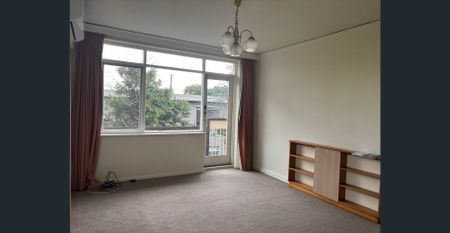 Large Two Bedroom Apartment - Photo 4
