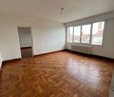 Une entrée avec placard, WC, une cuisine, salon-salle à manger, une... - Photo 1