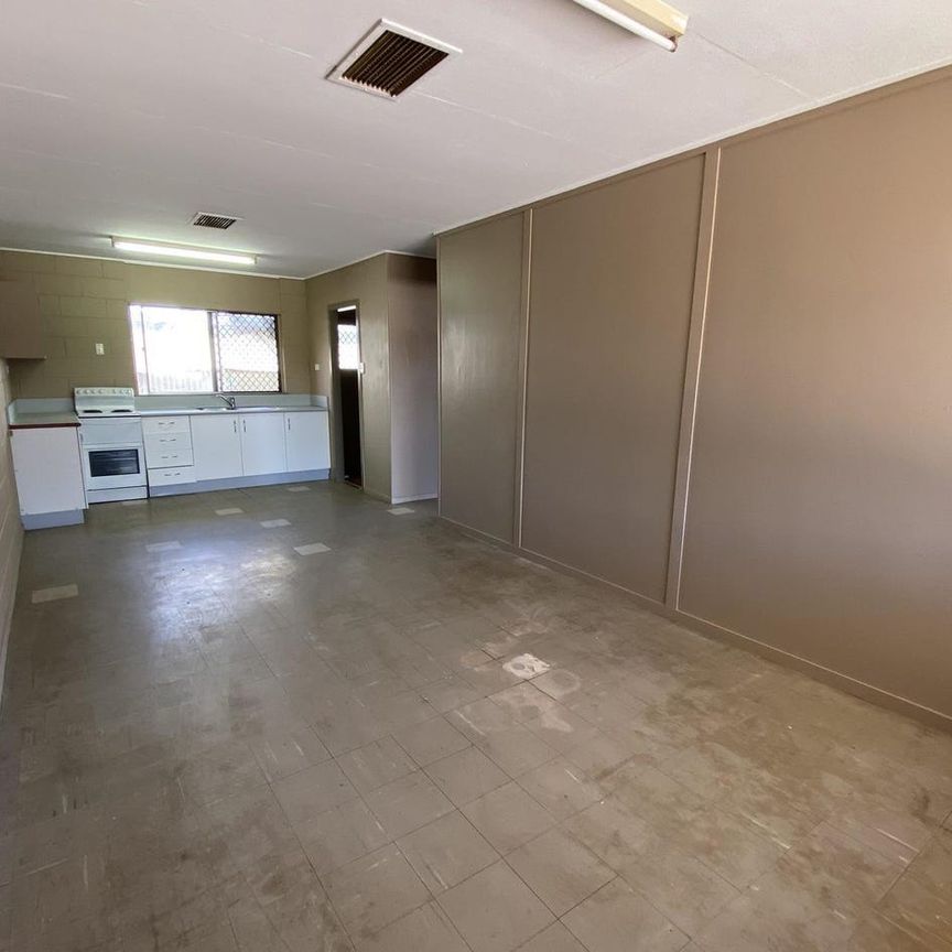 Neat One Bedroom Unit - Photo 1