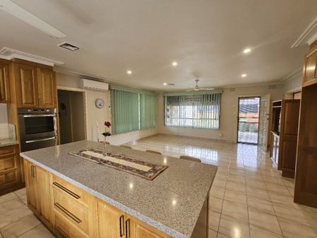 915 Centre Road, Bentleigh East VIC 3165 - House For Rent | Domain - Photo 3