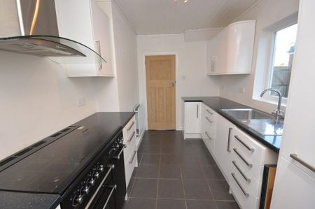 3 bedroom semi-detached house to rent - Photo 5