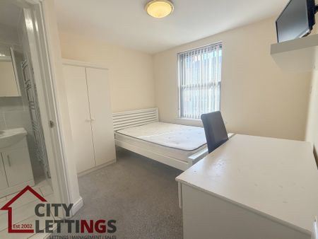 8 Bedroom Apartment - Photo 2