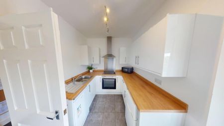 2 bedroom flat to rent - Photo 2