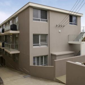 Modern Two-Bedroom Apartment - Photo 3