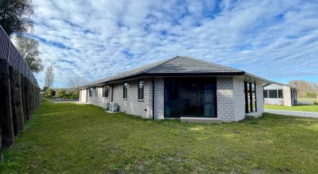 Modern 4 bedroom 2 bathroom in Shaw Road Subdivision! - Photo 5