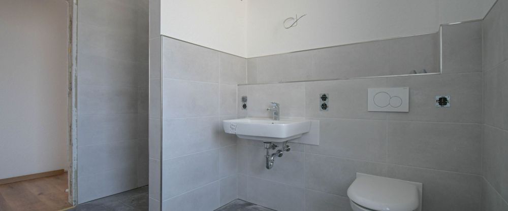 6635 - Stilvoll Wohnen im Neubau – Lichtdurchflutete 2,5-Zimmer-Wohnung mit Aufzug und Balkon - Foto 1