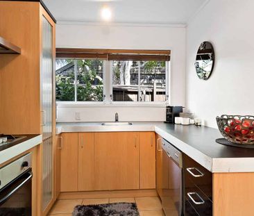 Sunny 3-Bedroom Townhouse - Photo 3