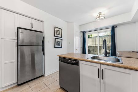 Ground‑Floor 2 Bedroom, 1.5 Bathroom – 110 Briargate Pvt, Unit 1 (Ottawa) - Photo 3
