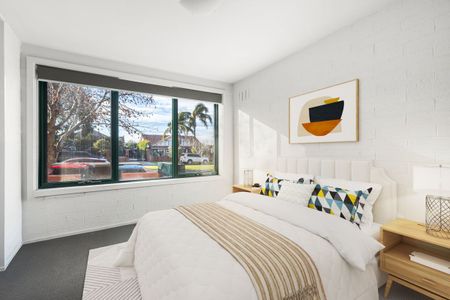 Light-Filled Ground-Floor Apartment in Prime Essendon Location - Photo 3