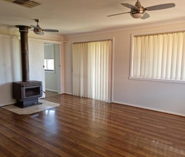 Large family home in a beautiful street - Photo 2