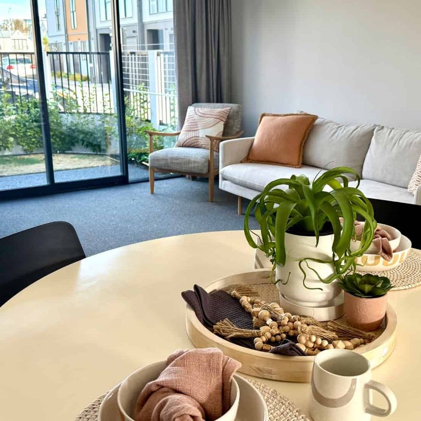 IMMACULATE FULLY FURNISHED INNER CITY APARTMENT! - Photo 1