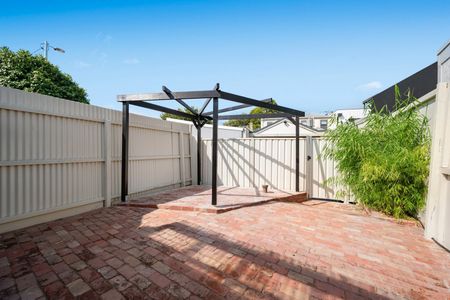 RENOVATED FAMILY HOUSE - Photo 2