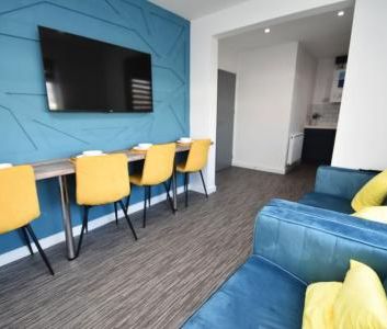 Hilda Close, Gilesgate - DH1 - Photo 1