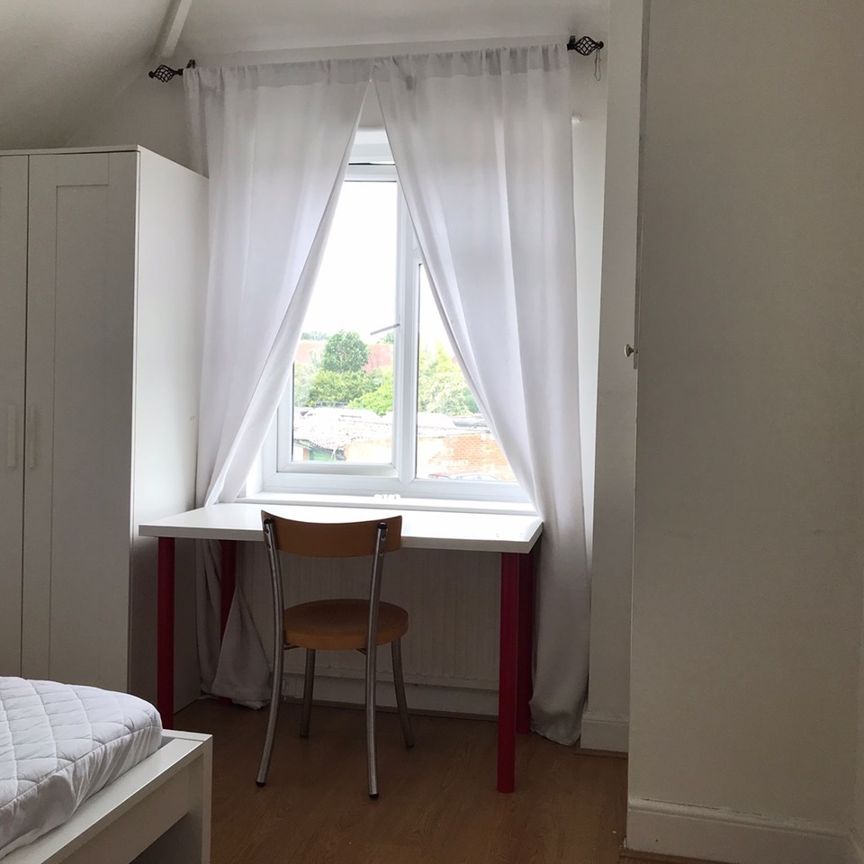 Room in a Shared House, Steventon Road, W12 - Photo 1