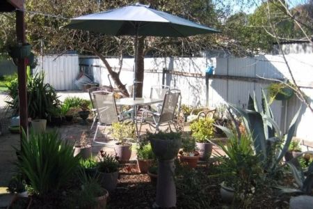 Comfortable Family Home in Convenient Location - Photo 2