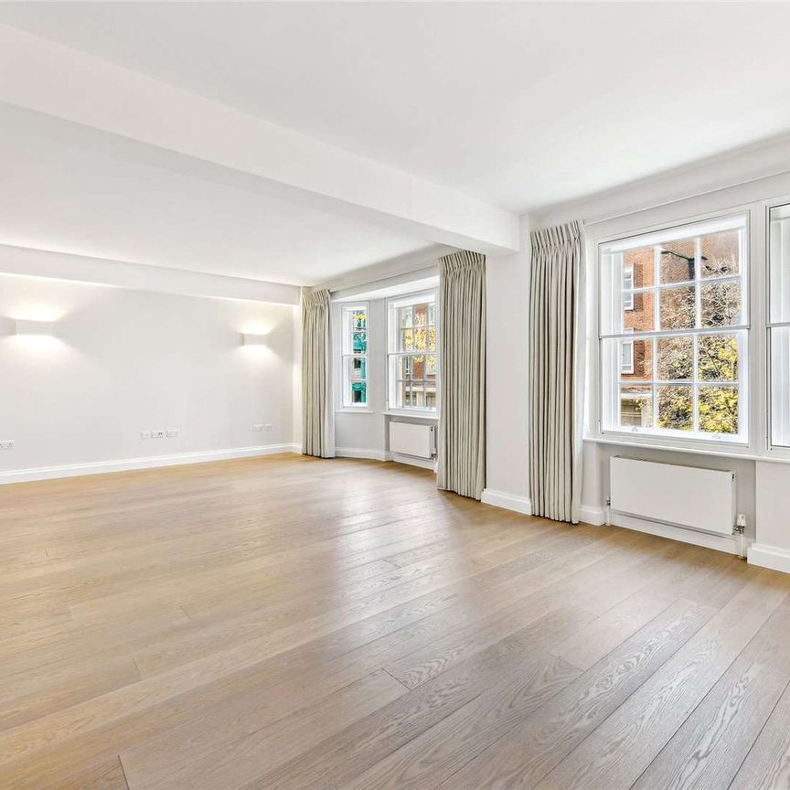 A newly redecorated three bedroom property situated in a convenient location close to Knightsbridge and Sloane Square stations. - Photo 1