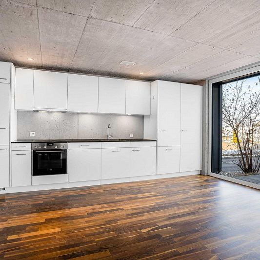 Helle 2.5-Zimmer-Wohnung mit moderner Küche und eigenem Sitzplatz - Foto 1