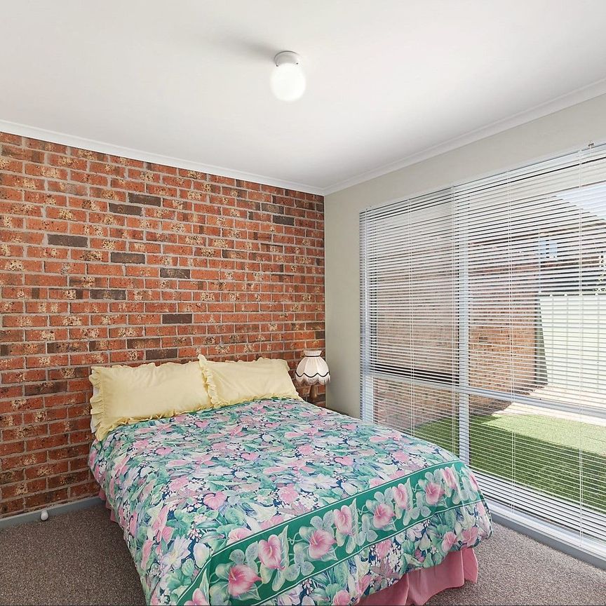 Charming 2-Bedroom Townhouse in Leafy Queanbeyan West - Photo 1