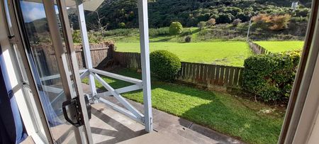 Fully fenced house with a peaceful outlook - Photo 2