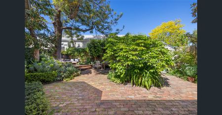 FOUR BEDROOM DOUBLE FRONTED VICTORIAN HOME IN SOUGHT AFTER LOCATION! - Photo 3