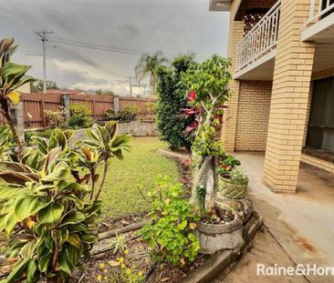 Large Family Home in Great Clinton Location! - Photo 1