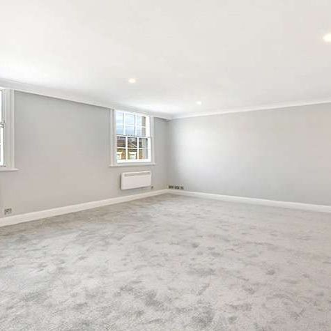 A beautifully presented spacious third floor studio apartment located moments from Elizabeth Street. - Photo 1