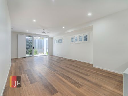 STYLISH 3 BEDROOM TOWNHOUSE WITH DUCTED AIR CONDITIONING - Photo 2