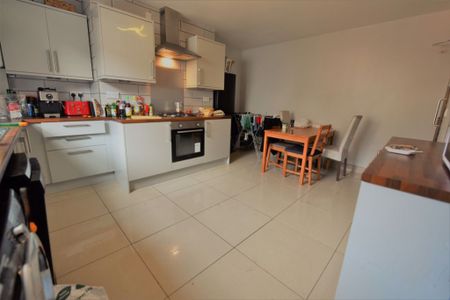 2 bedroom House in Brudenell Grove, Leeds - Photo 3