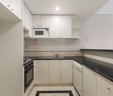 Stylish Inner-City Apartment Opposite Fawkner Park - Photo 5