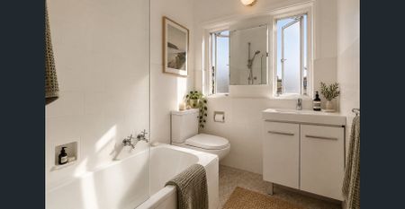 Bright & Sunny Art Deco Apartment - Only a Short Walk to Milson's Point Train Station and Ferries. - Photo 3