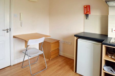 Price £775 pcm - Available 14/11/2025 - Furnished - Photo 3
