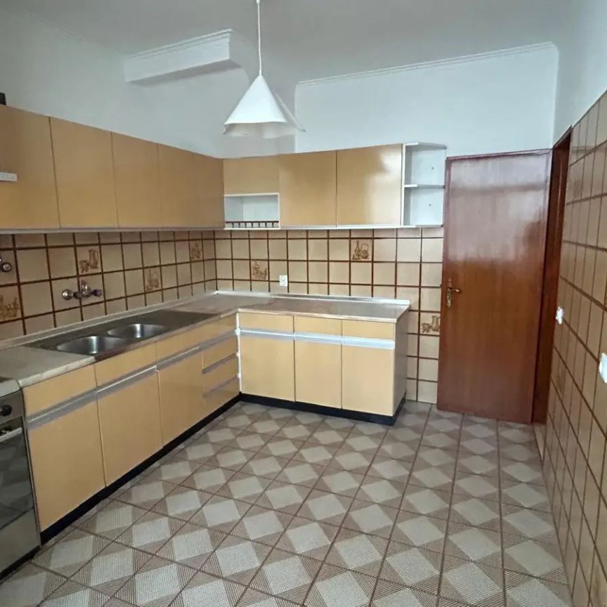 Room in a shared 3-bedroom apartment for rent in Odivelas - Foto 1