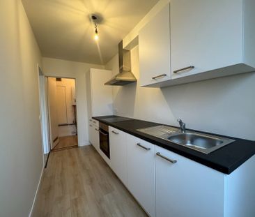 Gerenoveerd gelijklvloersappartement met 2 slaapkamers en garagebox - Photo 4