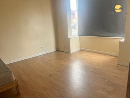 5 Bed Detached House, Linden Road, LU4 - Photo 4