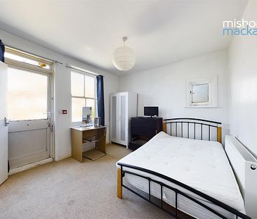 Four double bedroom garden flat, located close to the Seven Dials and within half a mile of Brighton mainline train station. Offered to let furnished. Shares welcome. Available 4th September 2024. - Photo 2