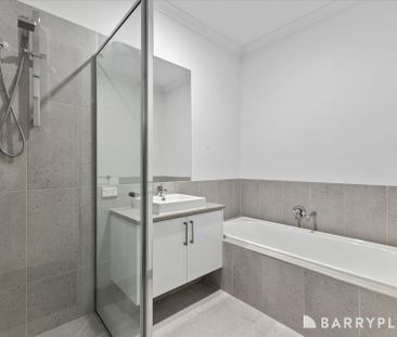 Modern Three Bedroom - Gardening Included - Photo 4