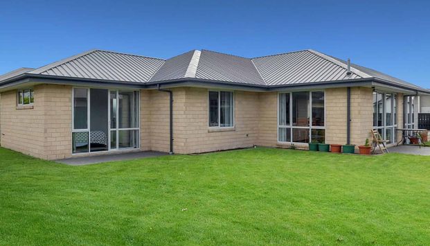 HALSWELL - THREE BEDROOMS, TWO BATHROOMS, HEAT PUMP, DOUBLE GARAGE - Photo 1