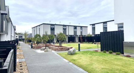 EXECUTIVE FULLY FURNISHED TOWNHOUSE IN EXCELLENT LOCATION! - Photo 2