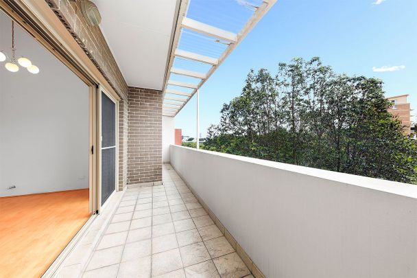 3 bedroom split level apartment with tandem security parking - Photo 1