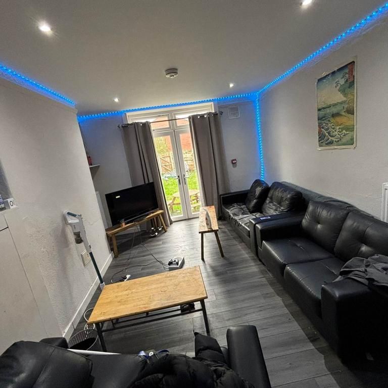 7 bedroom terraced house to rent - Photo 1