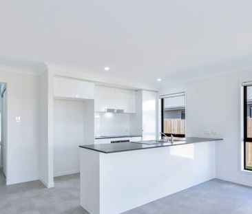 4 BEDROOM HOME ON SPACIOUS BLOCK - Photo 2