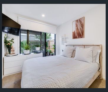 Private & Convenient Living with a Dedicated Study in Coburg - Photo 4