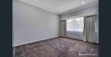 LARGE SPACIOUS 3 BEDROOM HOUSE - Photo 4