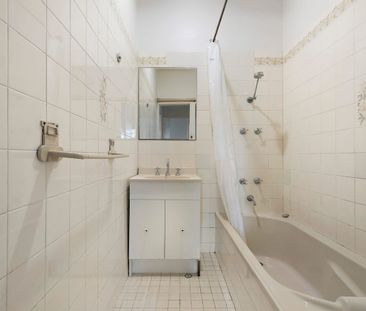 Updated cottage home in ultra convenient location - Photo 5